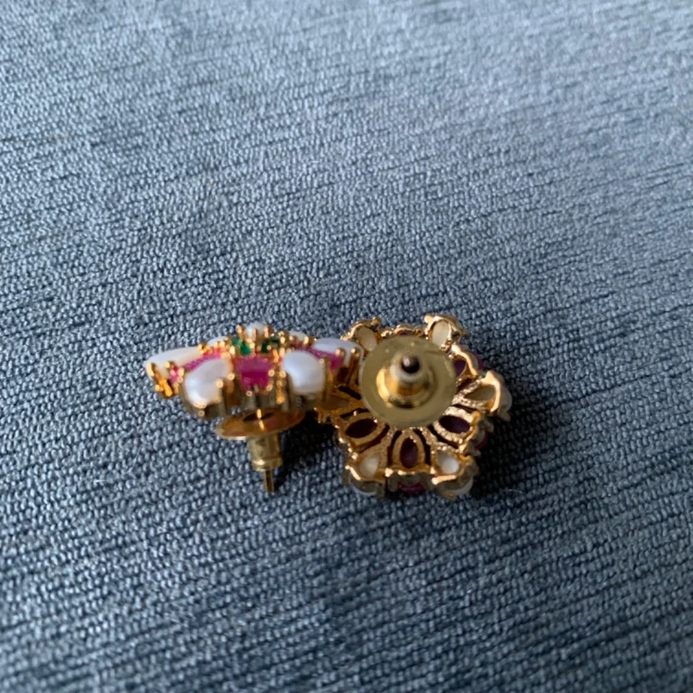 Green studs - Picture 3 of 3